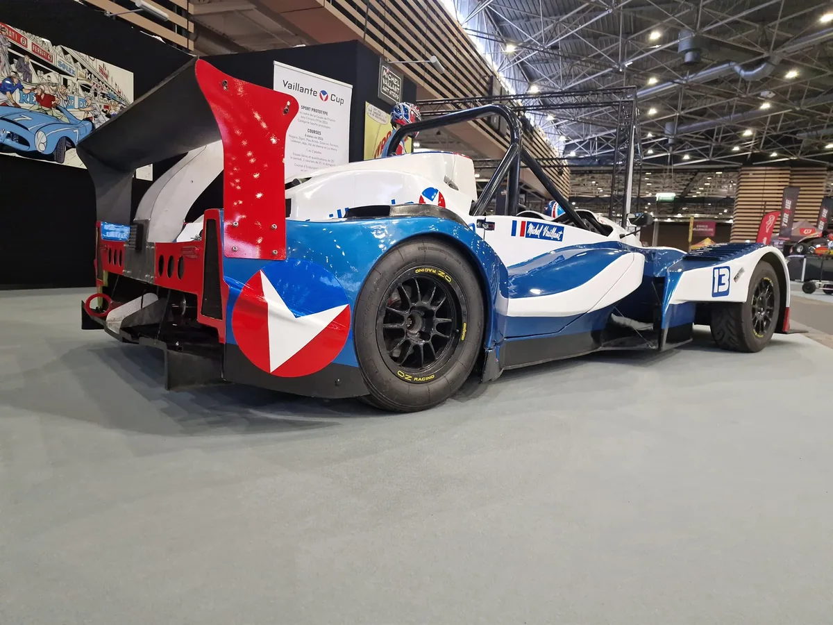 Sport-prototype Vaillante expose de profil