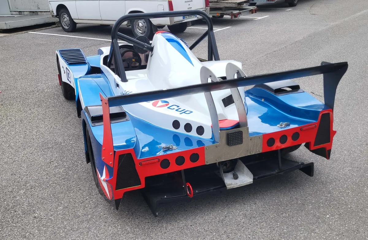 Sport-prototype Vaillante vu de l'arriere